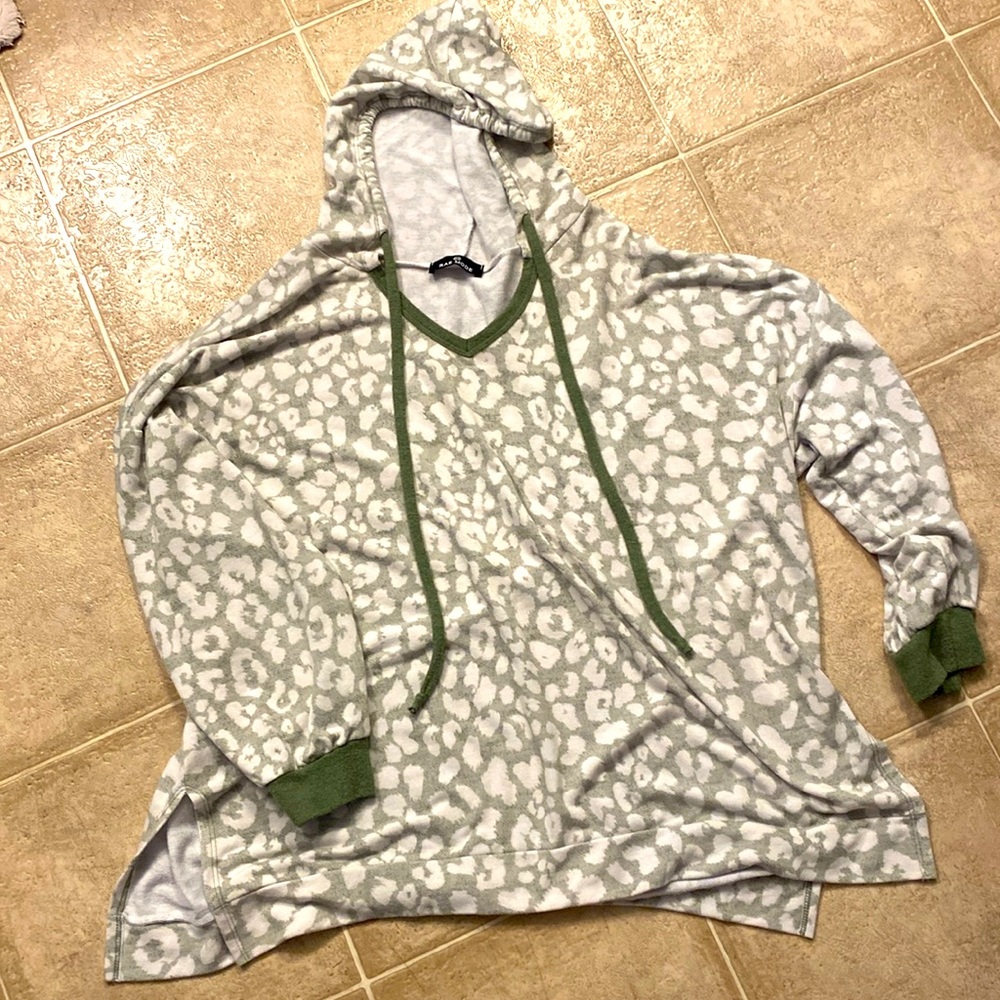 Rae Mode hooded top. Long sleeve. Split hem. 3X. Excellent condition.